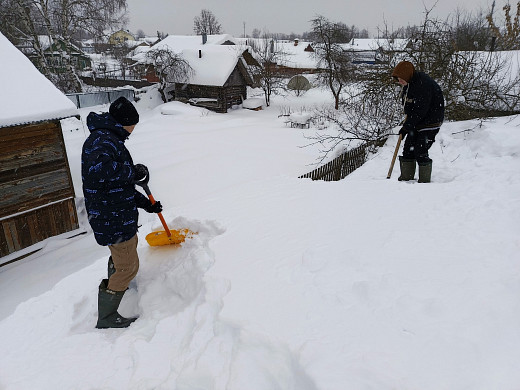 В Ивановской области студенты помогают пенсионерам и инвалидам чистить снег